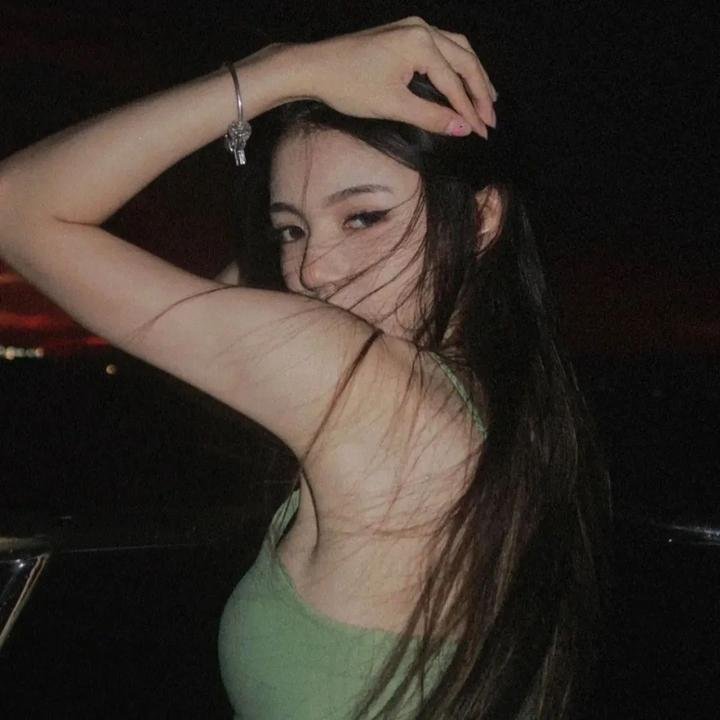 向天真的女生投降